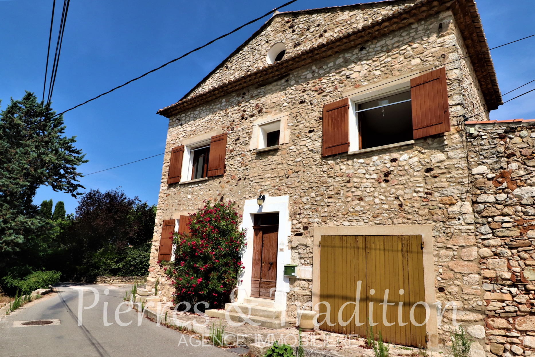 vente Roussillon, belle maison de hameau en pierre avec jardin et terrasse